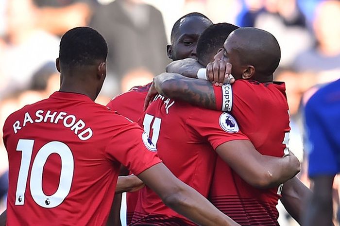 Penyerang Manchester United, Anthony Martial (ketiga dari kiri), merayakan gol yang dicetak ke gawang Chelsea dalam laga Liga Inggris di Stadion Stamford Bridge, London, Inggris pada 20 Oktober 2018.