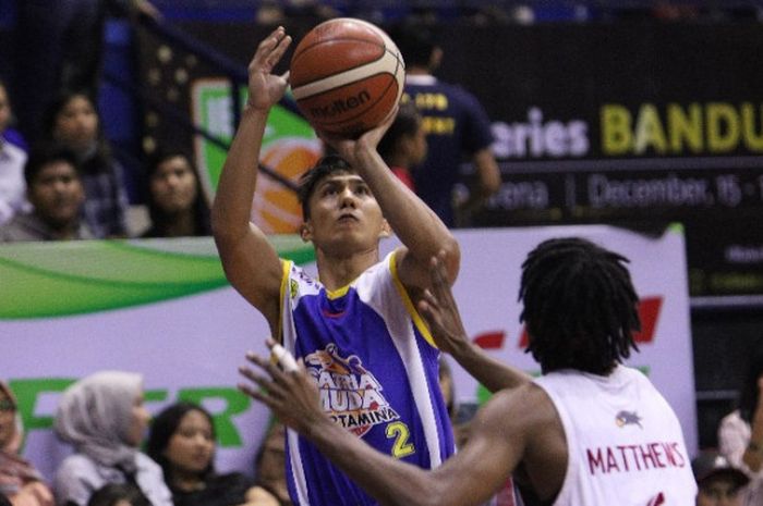 Point guard Satria Muda Pertamina Jakarta, Hardianus Lakudu (jersey biru), berupaya melepas tembakan saat menjalani laga melawan Bank BJB Garuda Bandung pada seri kedua IBL 2017-2018 di GOR C-Tra Arena, Minggu (17/12/2017).