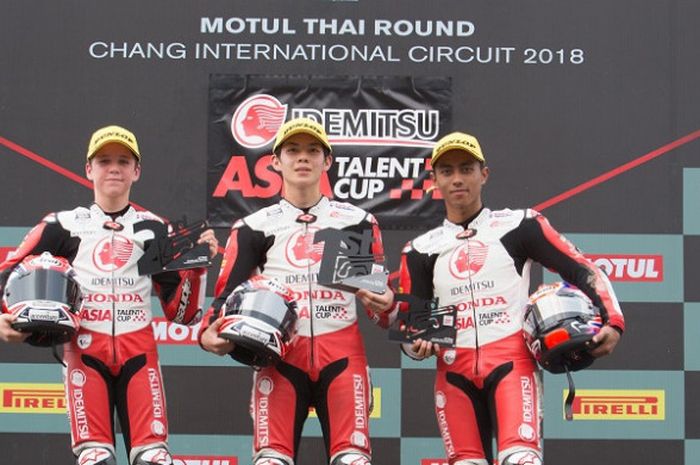 Pebalap AHRT Indonesia, Afridza Munandar (kanan) berpose di podium setelah finis di posisi ketiga pada balapan kedua Asia Talent Cup 2018 di Sirkuit Chang Buriram, Thailand, Minggu (25/3/2018).