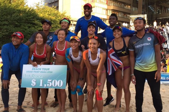 Tim voli pantai Indonesia berpose setelah final Kejuaraan Asia Pasifik seri Jepang di Osaka, Senin (9/10/2017).