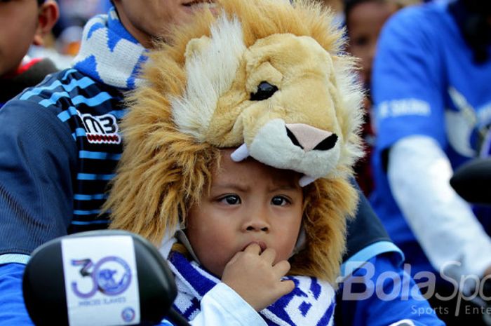 Aremania cilik ikut napak tilas dalam rangkaian Ultah ke 30 tahun Aremania dengan konvoi keliling kota Malang, Jawa Timur (11/08/2017).