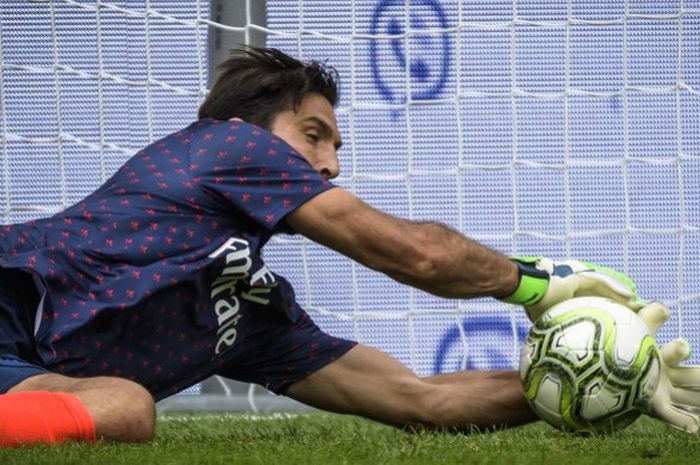 Kiper Paris Saint-Germain, Gianluigi Buffon, melakukan pemanasan menjelang dimulainya laga International Champions Cup kontra Bayern Muenchen di Stadion Worthersee, Klagenfurt, Austria pada 21 Juli 2018.