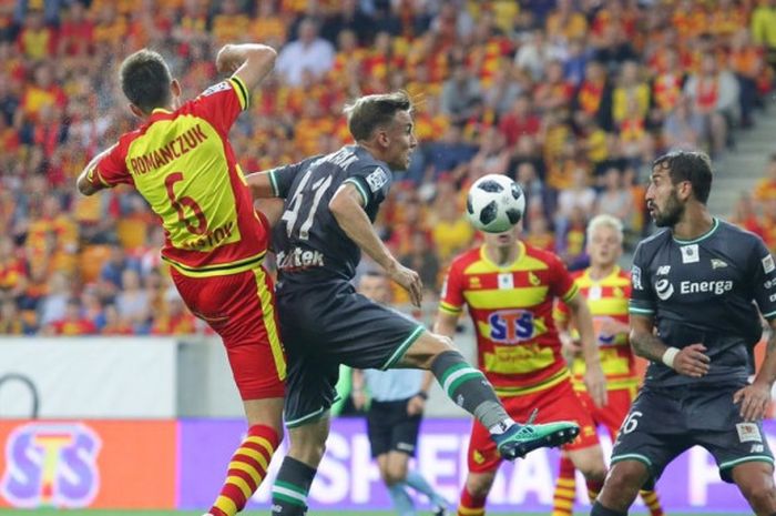 Bek Lechia Gdansk, Pawel Stolarski, berduel dengan pemain Jagiellonia Bialystok, Taras Romanczuk pada laga perdana Ekstraklasa 2018-2019, 20 Juli 2018 waktu setempat atau 21 Juli dini hari WIB.