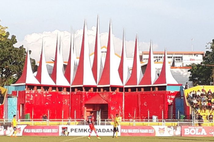 Suasana pertandingan antara Semen Padang dan Persigo di Stadion H Agus Salim, Jumat (8/12/2017). 