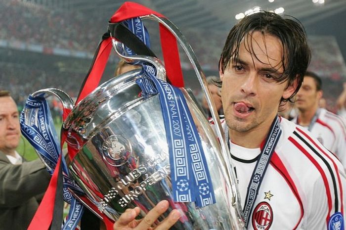 Striker AC Milan, Filippo Inzaghi, mengangkat trofi Liga Champions setelah mengalahkan Liverpool FC dalam laga final di Olympic Stadium, Athens, Yunani, pada 23 Mei 2007.