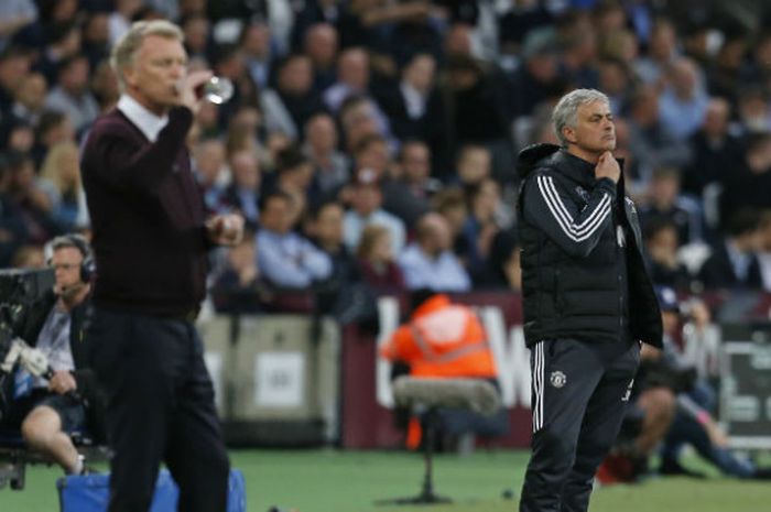 Pelatih West Ham United, David Moyes (kiri), dan pelatih Manchester United, Jose Mourinho, menyaksikan laga kedua tim pada pertandingan tunda Liga Inggris  di London Stadium, London, Kamis (10/5/2018) atau Jumat dini hari WIB.