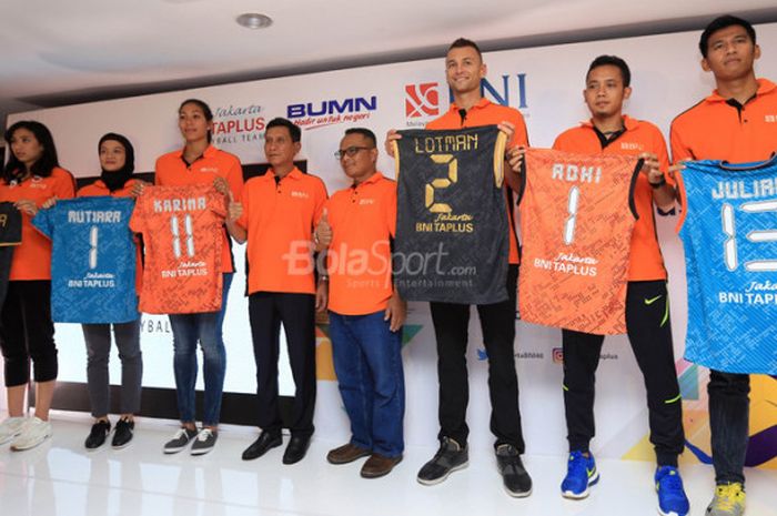 Para pemain Jakarta BNI Taplus berpose dengan jersey yang akan digunakan pada Proliga 2018 di Gedung BNI 46, Jakarta, Jumat (12/1/2018).