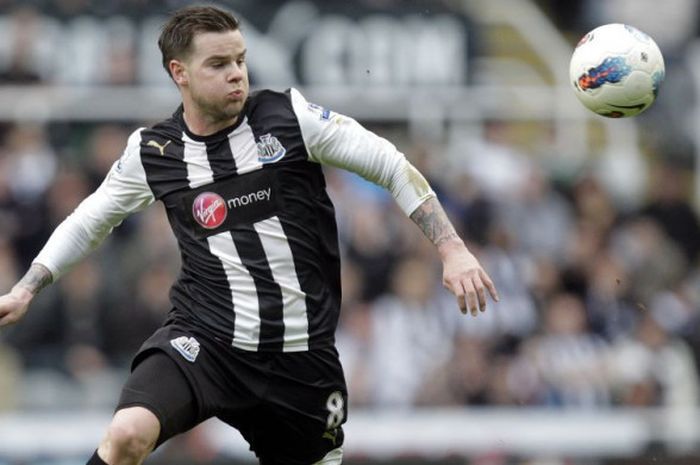 Gelandang Newcastle United, Danny Guthrie, beraksi pada laga Liga Inggris kontra Newcastle di St James' Park, Newcastle, 18 Maret 2012.