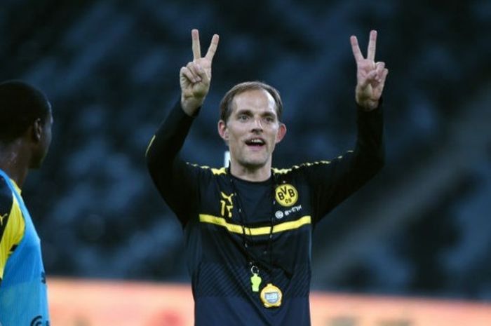 Pelatih Borussia Dortmund, Thomas Tuchel, memberi instruksi pada timnya saat berlatih jelang laga kontra Manchester City di International Champions Cup di Shenzen, 27 Juli 2016 lalu. 