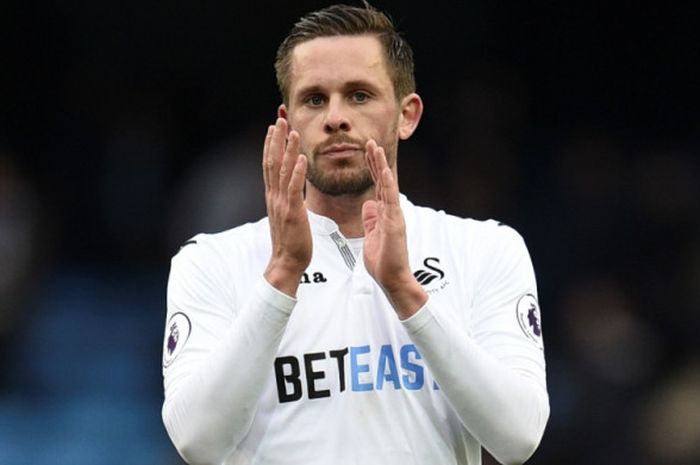 Reaksi gelandang Swansea City, Gylfi Sigurdsson, dalam partai Liga Inggris kontra Manchester City di Stadion Etihad, Manchester, 5 Februari 2017.