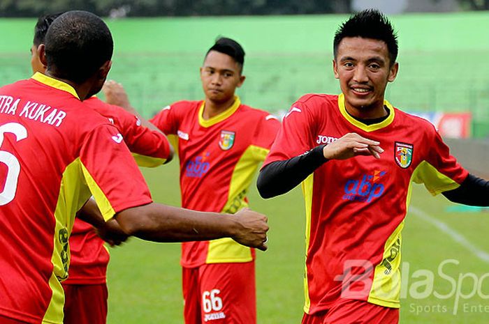  Kapten Mitra Kukar, Bayu Pradana (kanan), dan rekan setimnya mengikuti latihan perdana di bulan Ramadhan di Stadion Gajayana Malang, Jawa Timur, Sabtu (27/05/2017) sore. 