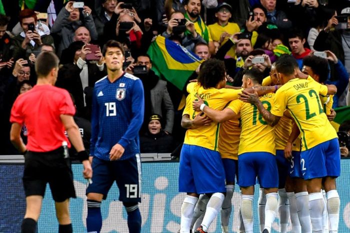 Para pemain Brasil merayakan gol yang dicetak oleh Neymar dalam laga persahabatan kontra Jepang di Stadion Pierre Mauroy, Villeneuve d'Ascq, Prancis, pada 10 November 2017.