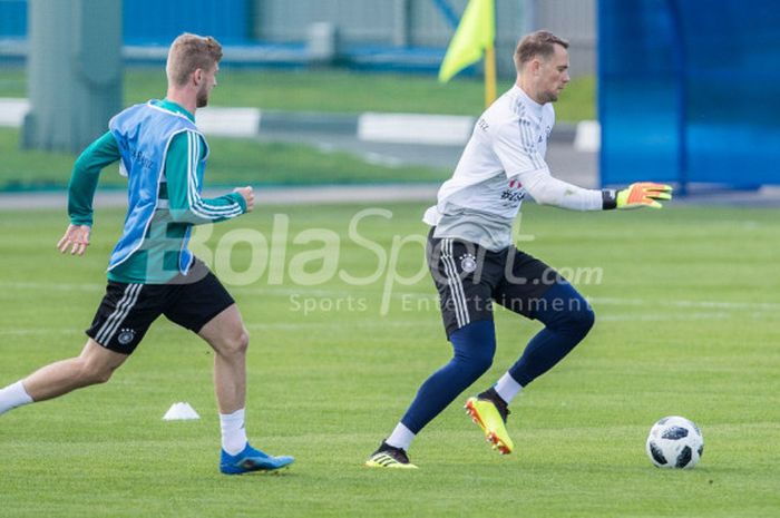 Walaupun kebugarannya sempat diragukan, kiper Manuel Neuer (kanan) mampu mengikuti latihan perdana Timnas Jerman menjelang Piala Dunia 2018 di Pusat Olahraga CSKA di Vatutinki, Moskow, Rabu (13/6/2018).