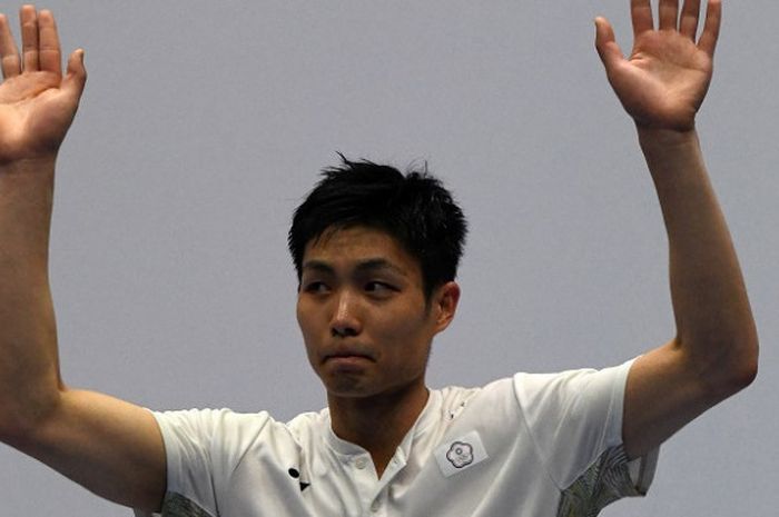 Pebulu tangkis tunggal putra Taiwan Chou Tien Chen, melambaikan tangan di atas podium sebelum menerima trofi sebagai juara Singapore Open di Singapore Indoor Stadium, Minggu (22/7/2018).