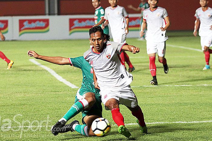 Aksi pemain Blitar United, Gufron, saat tampil melawan PSS Sleman dalam laga lanjutan Liga 2 di Stadion Maguwoharjo, Sleman, Sabtu (21/7/2018).