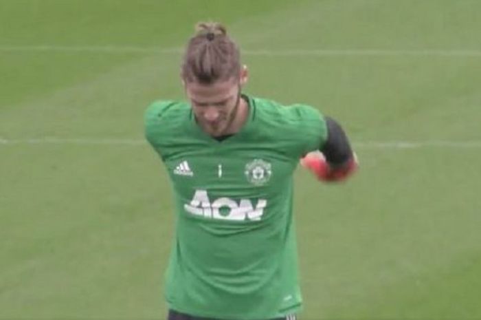 Penampilan gaya rambut baru David De Gea saat berlatih bersama tim jelang laga Manchester United menjamu Liverpool yang digelar pada Sabtu (28/10/2017).