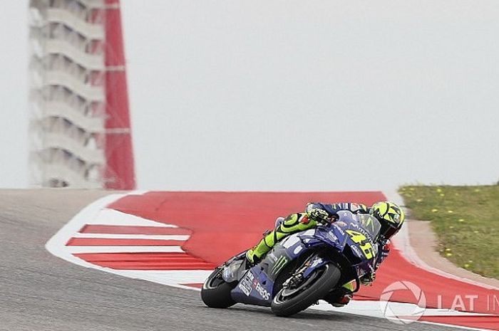 Valentino Rossi menikung di Sirkuit Americas, Austin, Texas, Jumat (20/4/2018) waktu setempat. Rossi cemas menghadapi gundukan di sirkuit itu dalam lomba MotoGP Americas 2018. 