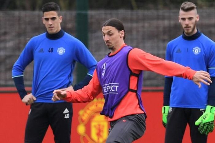 Striker Manchester United, Zlatan Ibrahimovic, saat menjalani latihan di Carrington, Manchester, 12 April 2017, menjelang duel Liga Europa lawan Anderlecht.