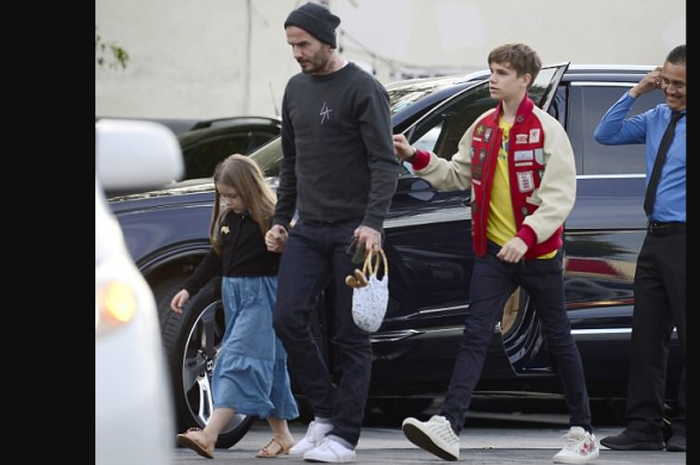 Harper Beckham (kiri), David Beckham (tengah), Romeo Beckham (kanan), saat akan makan malam di Miami