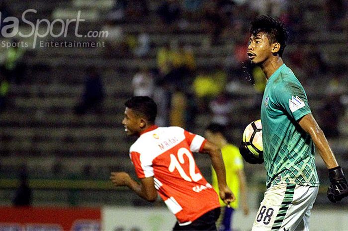 Aksi kiper Persegres Gresik United, Satria Tama, saat tampil melawan Madura United dalam laga pekan ke-26 Liga 1 di Stadion Tri Dharma Gresik, Jawa Timur, Selasa (26/09/2017) malam.