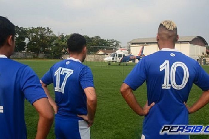 Pemain Persib Bandung menepi saat kedatangan Helikopter.