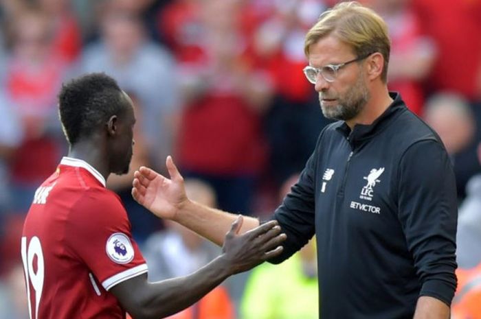 Pelatih Liverpool, Juergen Klopp (kanan), bersama pemain depannya, Sadio Mane, dalam pertandingan Liga Inggris kontra Arsenal di Anfield, 27 Agustus 2017.