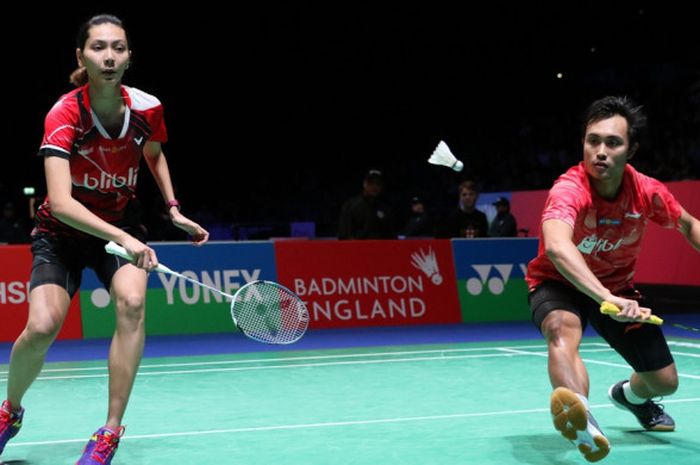 Pasangan ganda campuran nasional Indonesia, Hafiz Faisal/Gloria Emanuelle Widjaja, mengembalikan kok dari arah lawan mereka, Zhang Nan/Li Yinhui (China) pada laga babak perempat final turnamen All England Terbuka 2018 di Arena Birmingham, Birmingham, Inggris, Jumat (16/3/2018).