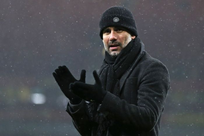  Manajer Manchester City, Josep Guardiola, bertepuk tangan ke arah suporter seusai laga Liga Inggris kontra Arsenal di Stadion Emirates, London, pada 1 Maret 2018. 