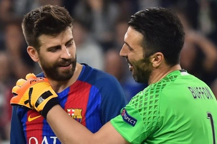 Bek FC Barcelona, Gerard Pique (kiri), berbicara dengan kiper Juventus, Gianluigi Buffon, dalam laga leg pertama perempat final Liga Champions di Juventus Stadium, Turin, Italia, pada 11 April 2017.