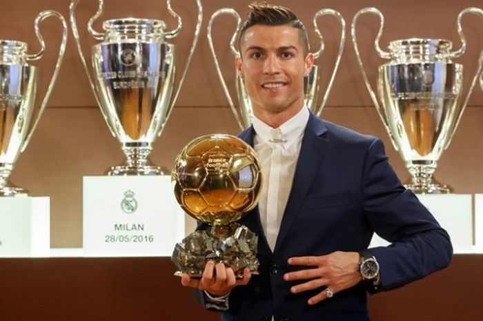 Foto yang dirilis pada 12 Desember 2016 oleh L'Equipe yang memperlihatkan Cristiano Ronaldo berpose dengan trofi Ballon d'Or France Football di Trophy Room Stadion Santiago Bernabeu, Madrid. Cristiano Ronaldo dinobatkan sebagai pemenang Ballon d'Or 2016 pada 12 Desember 2016.