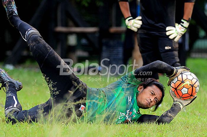 Kiper Madura unite, Herry Prasetyo, saat berlatih bersama kiper-kiper asal Malang untuk menjaga kondisi dan menjalin silaturahmi di Lapangan Rampal Malang, Jawa Timur (24/11/2017) Jumat pagi.