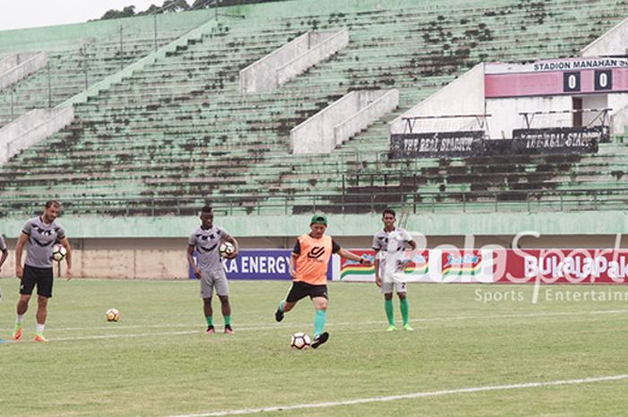 Pelatih PSMS Medan, Djajang Nurdjaman, saat melakukan eksekusi tendangan penalti pada sesi latihan di Stadion Manahan, Solo, Jumat (9/2/2018).