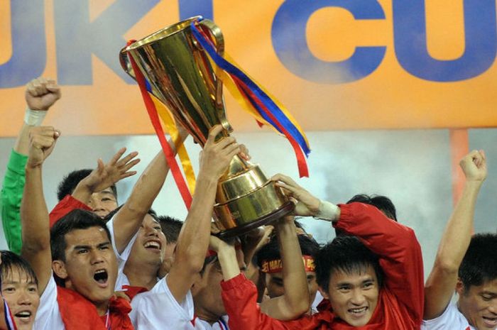 Timnas Vietnam saat mengangkat trofi piala AFF 2008