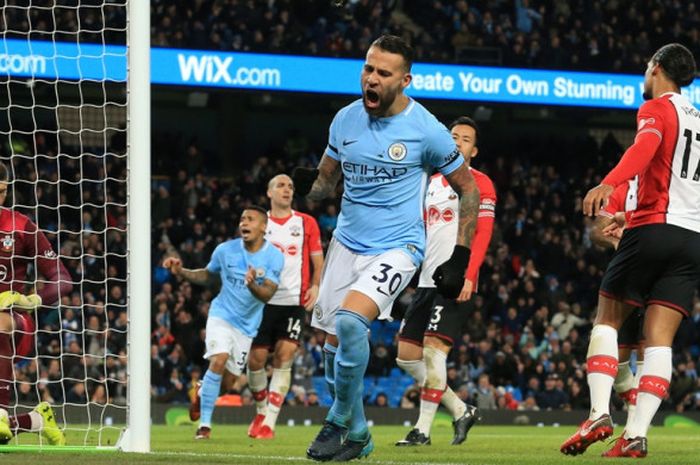 Bek Manchester City, Nicolas Otamendi (tengah), merayakan gol yang dia cetak ke gawang Southampton dalam laga Liga Inggris di Stadion Etihad, Manchester, pada 29 November 2017.