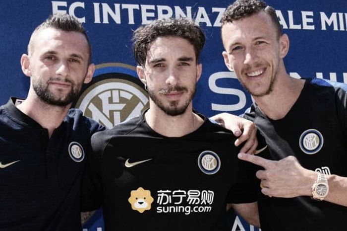  Sime Vrsaljko di antara Ivan Perisic (kanan), dan Marcelo Brozovic