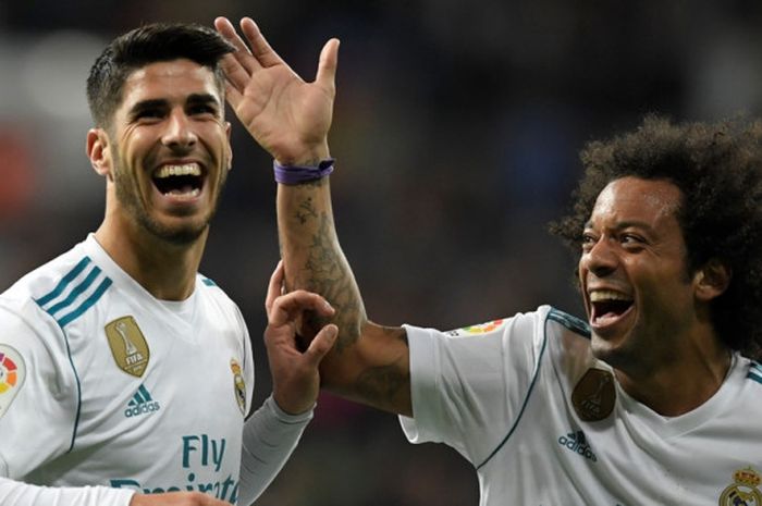 Gelandang Real Madrid, Marco Asensio (kiri), merayakan golnya bersama Marcelo dalam laga Liga Spanyol kontra Las Palmas di Stadion Santiago Bernabeu, Madrid, pada 5 November 2017.