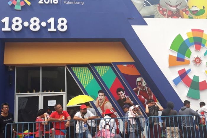 Antrian untuk memasuki super store Asian Games 2018 di depan Zona Bhin-Bhin di Stadion Utama Gelora Bung Karno, Jakarta, Minggu (2/9/2018)