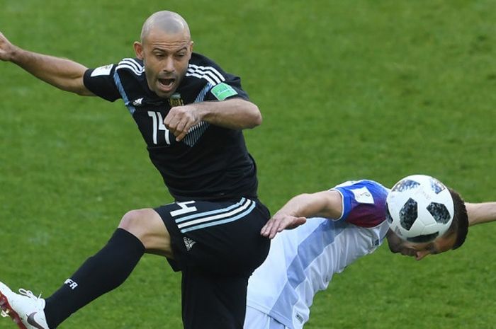 Gelandang Timnas Argentina, Javier Mascherano, berduel dengan pemain Islandia, Gylfi Sigurdsson, dalam laga Grup D Piala Dunia 2018, 16 Juni 2018 di Spartak Stadium, Moskow.