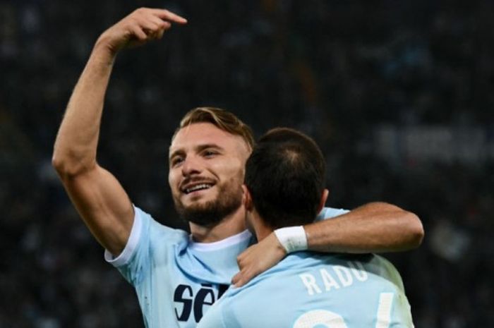 Striker Lazio, Ciro Immobile (kiri), merayakan gol yang dia cetak ke gawang Cagliari dalam laga Liga Italia di Stadion Olimpico, Roma, pada 22 Oktober 2017.