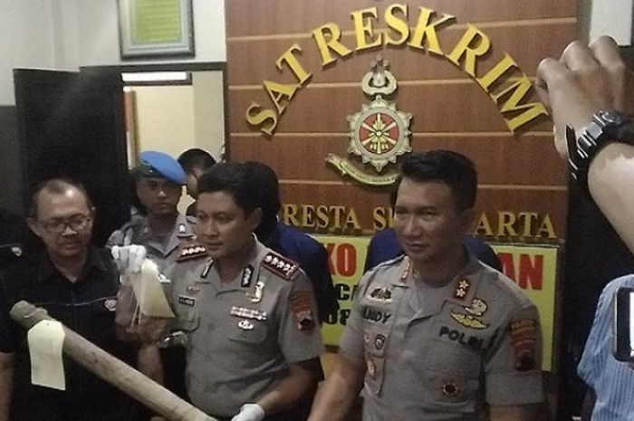 Kepala Polres Surakarta, Kombes Pol Ribut Hari Wibowo dan  Wakil Kepala Polres Surakarta AKBP Andy Rifai saat menunjukkan salah satu barang bukti pengeroyokan bonek di depan media 