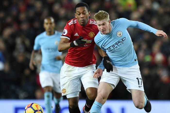     Penyerang Manchester United, Anthony Martial (kiri), berduel dengan gelandang Manchester City, Kevin De Bruyne, dalam laga Liga Inggris di Stadion Old Trafford, Manchester, 10 Desember 2017.       