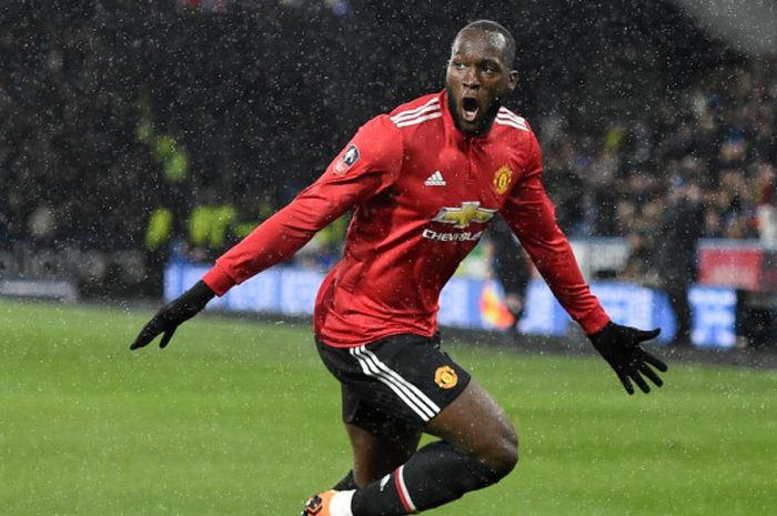  Striker Manchester United, Romelu Lukaku, merayakan gol yang dia cetak ke gawang Huddersfield Town dalam laga babak kelima Piala FA di Stadion John Smith's, Huddersfield, pada 17 Februari 2018. 