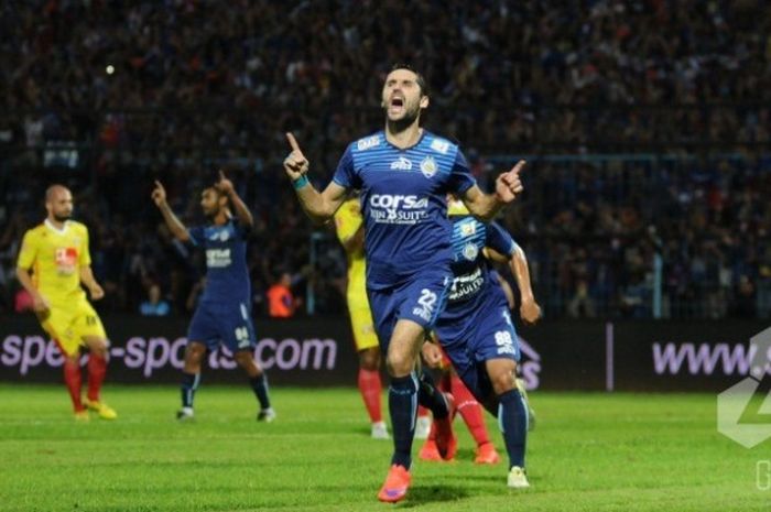 Gelandang asal Montenegro, Srdjan Lopicic merayakan gol pertama Arema ke gawang Bhayangkara Surabaya