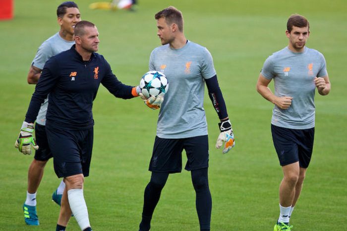 Pelatih kiper Liverpool, John Achterberg bersama Simon Mignolet, Ben Woodburn dan Roberto Firmino saat sesi latihan Liverpool