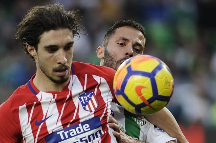 Bek Atletico Madrid, Sime Vrsaljko, saat berebut bola dengan bek Real Betis, Riza Durmisi.