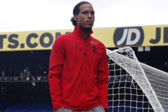 Virgil van Dijk meninggalkan lapangan Stadion Selhurst Park, London, menjelang kick-off partai Liga Inggris antara Crystal Palace dan Southampton, 16 September 2017.