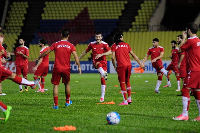 Para pemain tim nasional Suriah melakukan pemanasan sebelum menggelar sesi latihan jelang laga play-off kualifikasi Piala Dunia 2018 menghadapi Australia di Stadion Hang Jebat, Melaka, Malaysia, pada Rabu (4/10/2017).