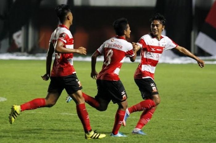 Winger Bayu Gatra (tengah) disambut rekannya Andik Rendika Rama (kanan) seusai mencetak gol untuk Madura United ke gawang PSS Sleman dalam uji coba di Stadion Maguwoharjo, Sabtu (1/4/2017) malam.