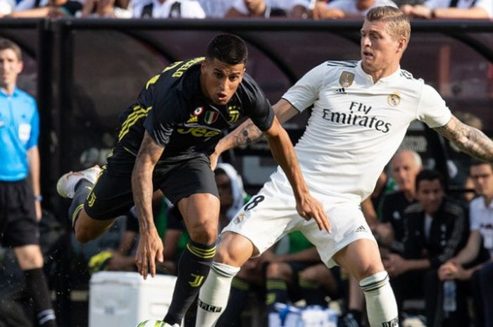 Joao Cancelo dan Toni Kroos berduel dalam laga Juventus versus Real Madrid di FedEx Field, Sabtu (4/8/2018)