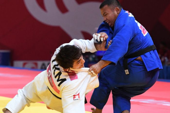 Pejudo putra Indonesia, Horas Manurung (kanan) melawan pejudo Turkmenistan, Tejen Tejenov (kiri) di kelas Putra -90 kilogram babak penyisihan judo Asian Games 2018 di JCC, Plenary Hall, Jakarta, Jumat (31/8/2018). 